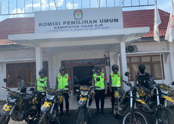 Menjelang Pendaftaran Cabup-Cawabup, Personel Polres Ogan Ilir Lakukan Patroli di Kantor KPU