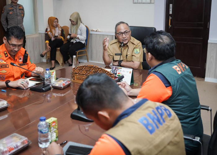 Kunker ke Muba, Kepala BNPB Berikan Bantuan Penanganan Karhutla