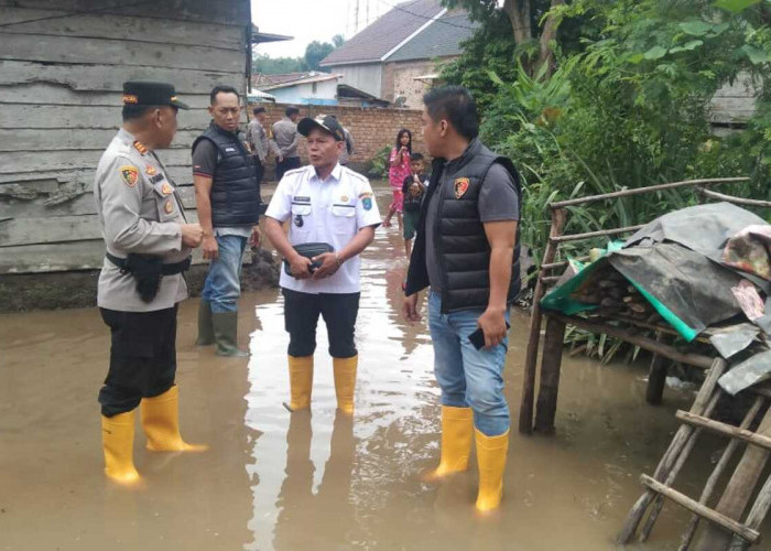 Ringankan Beban Warga Terdampak Banjir, Polres OKI Berikan Bantuan Sembako  