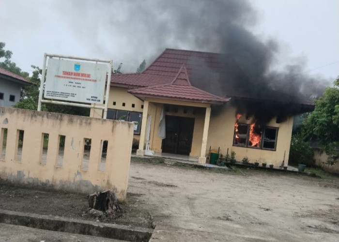 Kantor Lurah Indralaya Indah Ogan Ilir Terbakar 