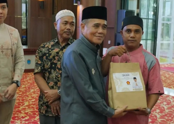 Wakil Bupati Ogan Ilir dan Anggota Komisi II DPR RI Ahmad Wazir Noviadi Bukber Dengan Pasukan Kebersihan  DLH