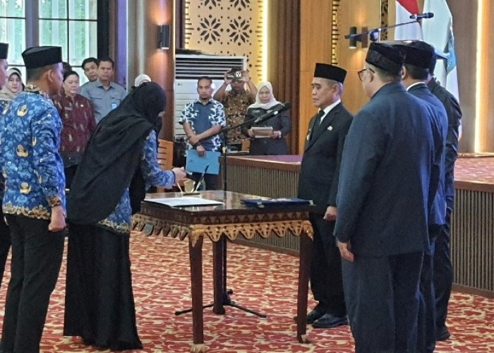 Kasat Pol PP Ogan Ilir Dijabat Wanita Muslimah Bercadar