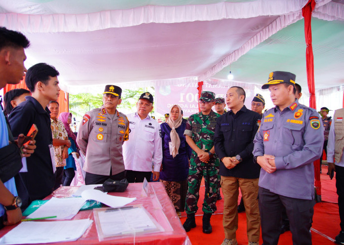 Gerimis tak Surutkan Semangat Pj Gubernur Tinjau Pencoblosan di TPS 01 Sekayu