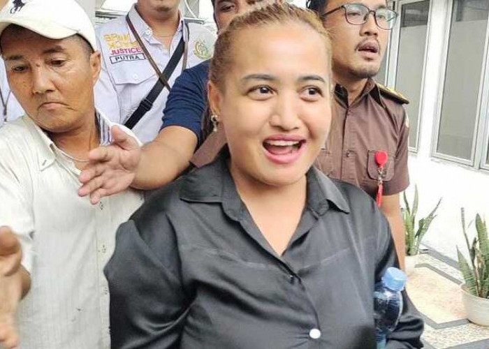 Resmi Ditahan Kejari Palembang, Lina Mukherjee Jadi Objek Selfie