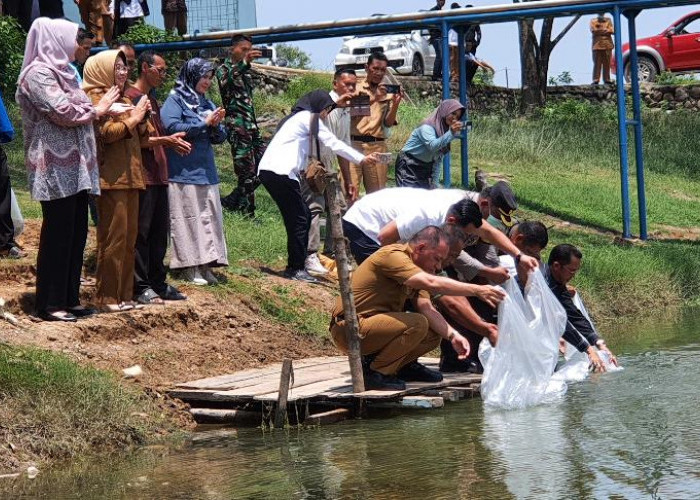 Dinas Perikanan Ogan Ilir Tebar 1,2 Juta Benih Ikan ke Sungai