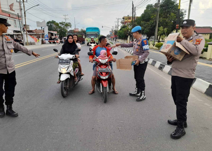 Polsek Indralaya Bagikan Takjil Para Pengendara 