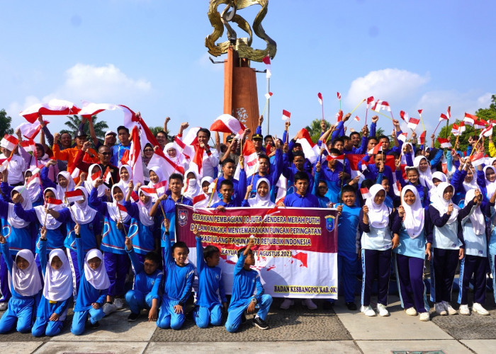 Kepala OPD Pemkab OKI Urunan Bagikan Bendera