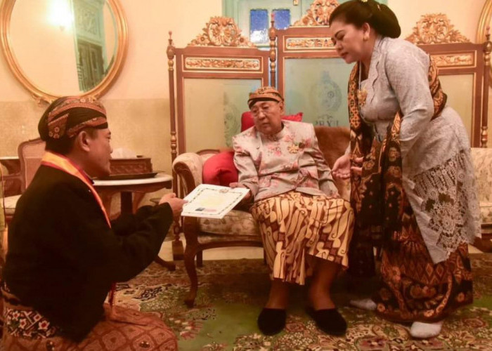 Pj Gubernur Agus Fatoni Diberi Gelar  Kanjeng Raden Tumenggung dari Keraton Surakarta