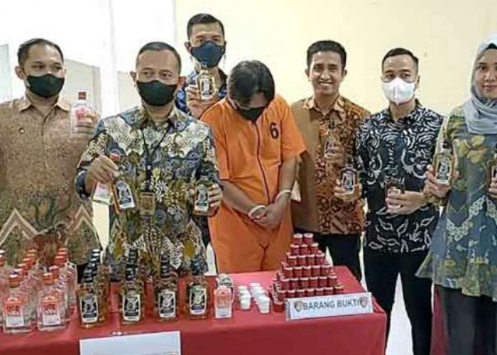Miras Palsu Mansion House, Vodka dan Whisky Pakai Pelarut Industri, Pengedar Ditangkap di Pasar Tanjung Raja 