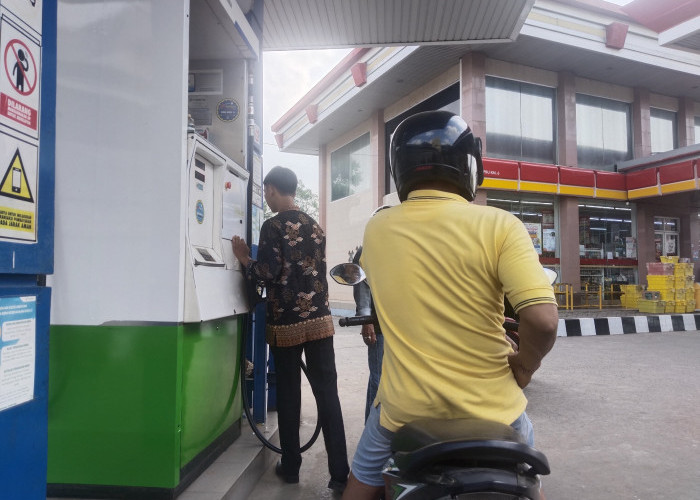 Hari Kartini, Pegawai SPBU Kenakan Kebaya-Batik