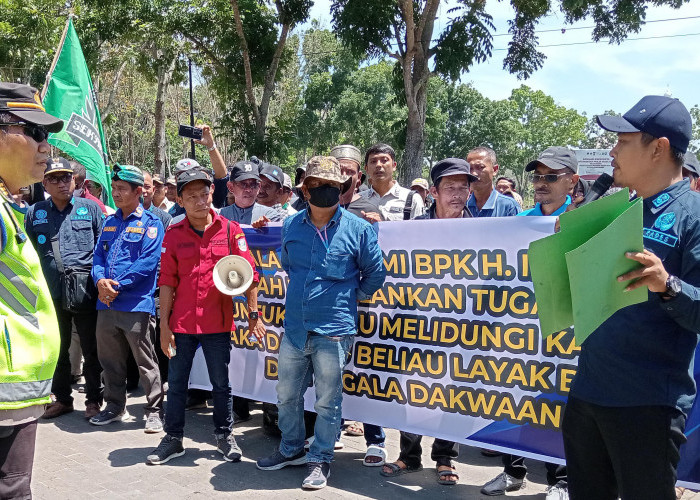 Ratusan Kades dan Warga Desa Air Solok Datangi Kantor Bupati