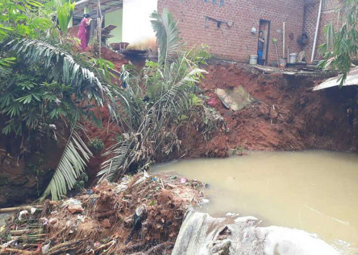 Longsor Menghancurkan Dapur dan WC Rumah Asmila di Kota Lubuklinggau, Berharap Segera Ada Bantuan Pemerintah