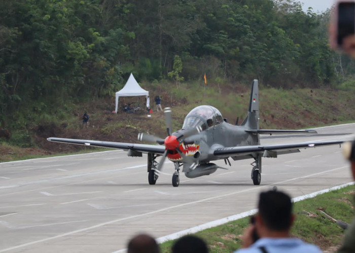 Pesawat  Tempur Mendarat di Tol  Indonesia,  Ada Apa ?
