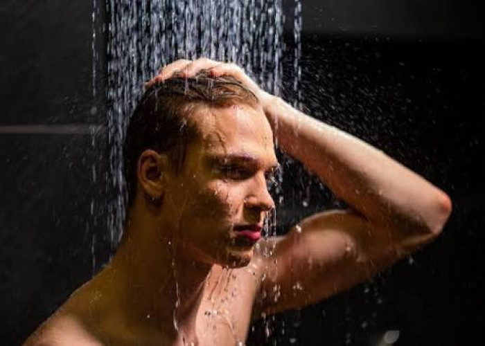 8 Manfaat Mandi pada Malam Hari dan Cara Tepat Melakukannya