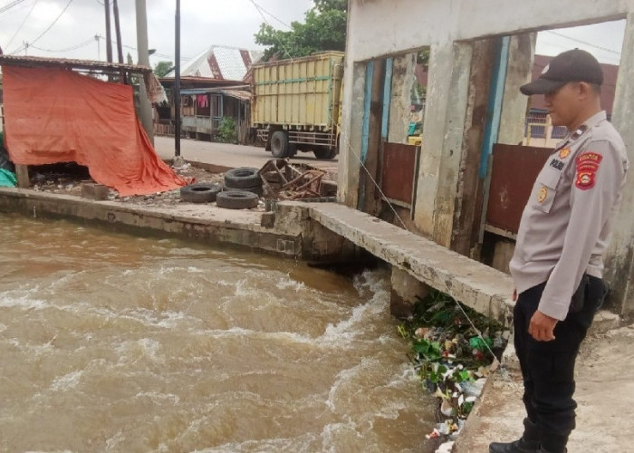 Polsek Pemulutan Lakukan Pengecekan Debit Air, Situasi Wilayah Terpantau Normal
