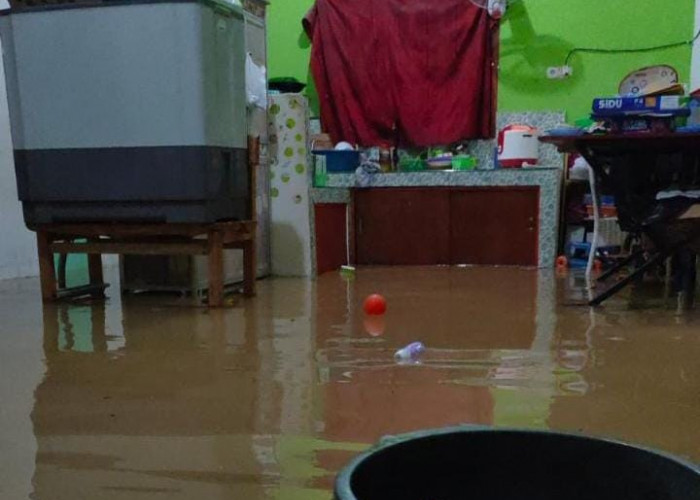 Tinjau Lokasi Banjir, Pj Wali Kota Prabumulih Bagikan Nasi Bungkus