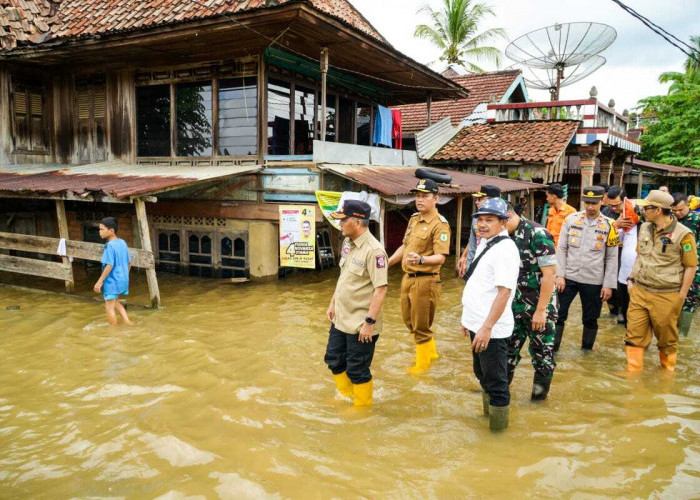Tinjau Banjir, Pj Bupati Muba Berikan Bantuan 