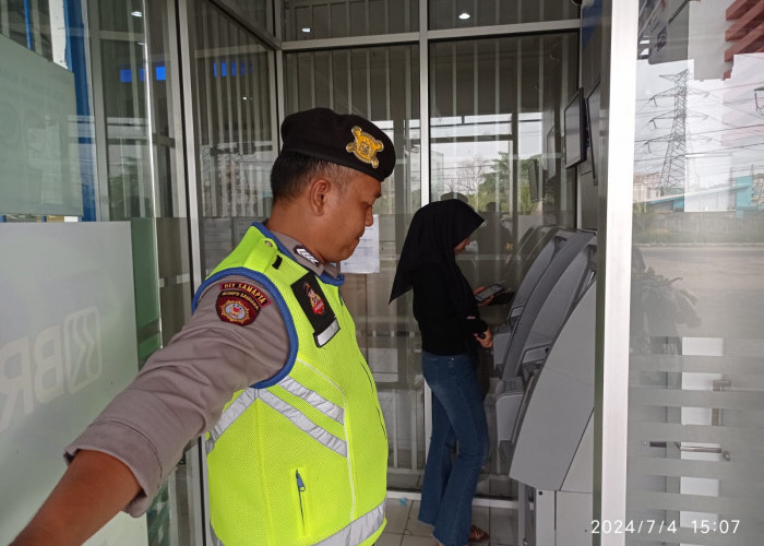Nasabah Ambil Uang di ATM Dikawal Aparat Polres Ogan Ilir.