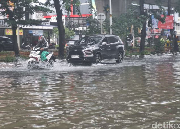 Ini Penampakan Banjir Menggenangi Jl Boulevard Selatan Jakarta Utara