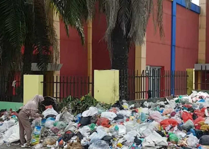 Tumpukan Sampah di Taman Kota Prabujaya Prabumulih, Siapa Salah?