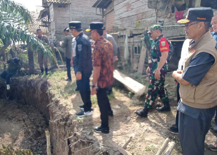Wabup Muba Tinjau Korban Longsor di Sanga Desa, Langsung Berikan Bantuan