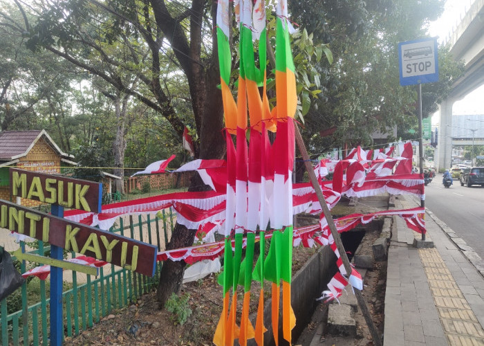 Jelang HUT ke-79 RI, Pedagang Bendera Mulai Menjamur di Jalan Kota Palembang