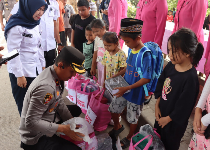Polres Ogan Ilir Bersama Bhayangkari Salurkan Perlengkapan Sekolah,  Anak-Anak Korban Kebakaran