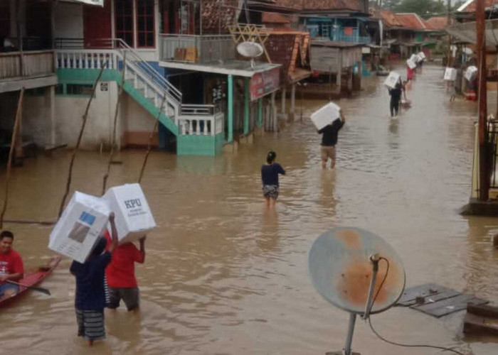Hujan Warnai Pencoblosan di Kecamatan Rawas Ilir Muratara