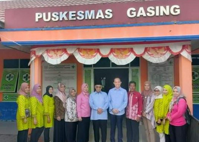 Heboh, Paslon Foto Bareng dengan Pegawai Puskesmas, Camat Dampingi Berikan Bantuan Korban Kebakaran