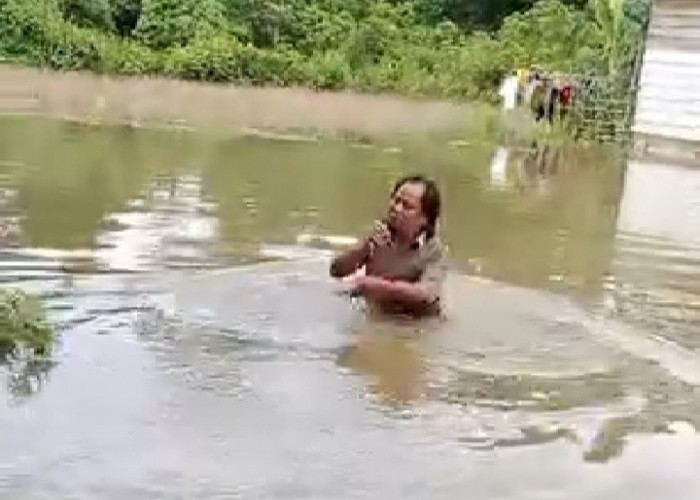 Banjir Tak Halangi Warga Muratara untuk Menghibur Diri