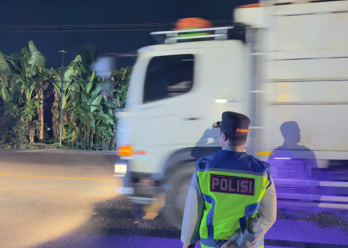 Hindari Penumpukan Kendaraan di Bakauheni Lampung ,Polres Ogan Lakukan Penyekatan Truk Sumbu Tiga