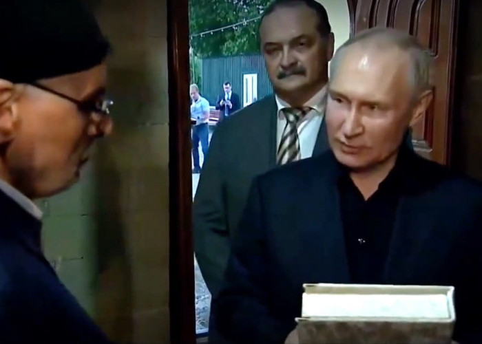 Sambil Pegang Alquran, Vladimir Putin Kecam Pelaku Pembakaran Kitab Suci Umat Islam