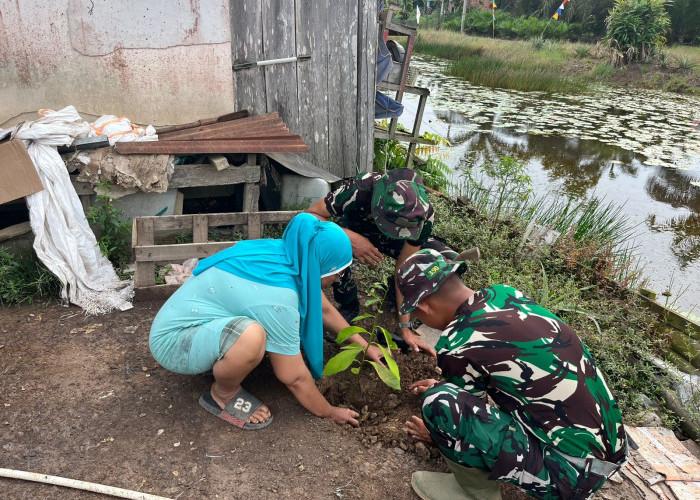 Peduli Lingkungan, Satgas TMMD ke-127 Bersama Warga Tanam Pohon di Bantaran Sungai Desa Wonosari