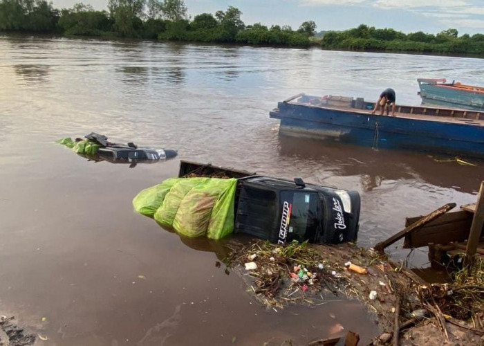 Mobil Sawit Pak Kades Nyemplung ke Sungai, Apa Penyebabnya?