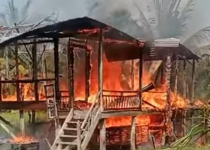 Rumah Panggung  di Desa Maju Jaya Pemulutan  Ludes Terbakar,  Polsek Pemulutan Berikan Bantuan 