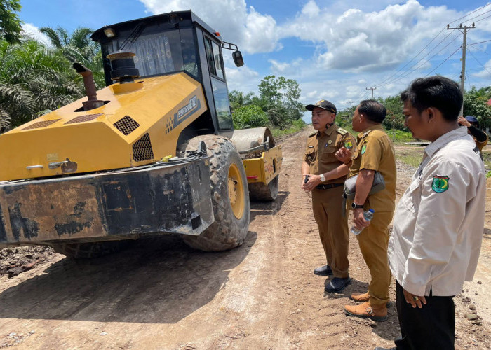Jawab Instruksi Bupati Muba, Pemerintah Kecamatan Bayung Lencir Gotong Royong Perbaiki Jalan