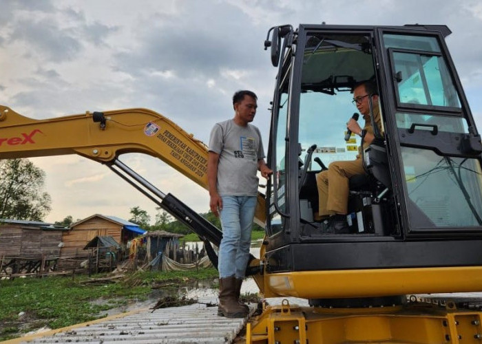 Pemerintah Banyuasin Datangkan Mini Excavator Amphibi untuk Atasi Banjir