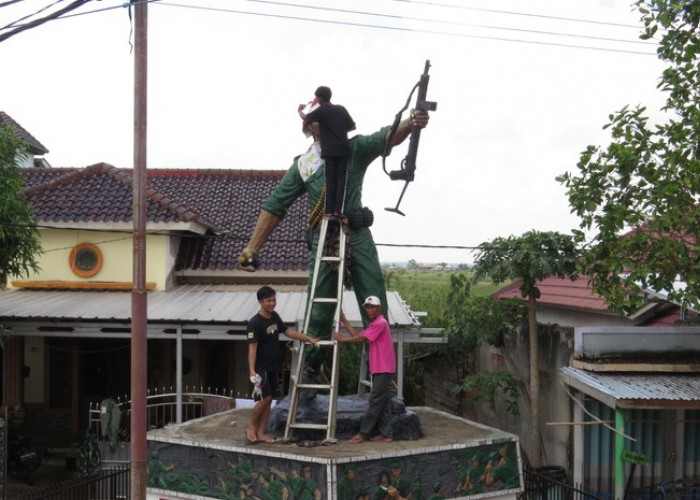 Jelang Hari Pahlawan, Kodim 0402 OKI Bersihkan Monumen Serma Abdul Muis