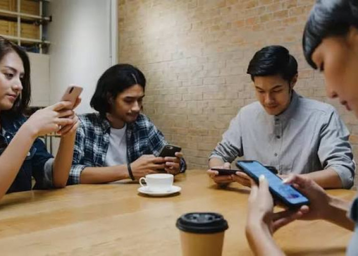 Sering Scrolling HP Saat Ngobrol? Ini 7 Tanda Kepribadian Kamu 