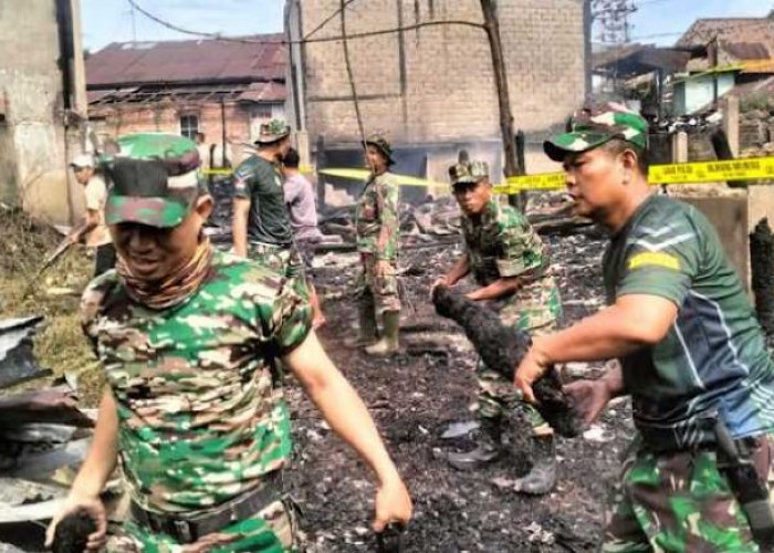 Karya Bakti Bersama Warga, Anggota TNI Bantu Bersihkan Puing Kebakaran di Dusun I Desa Meranjat 3 Ogan Ilir 
