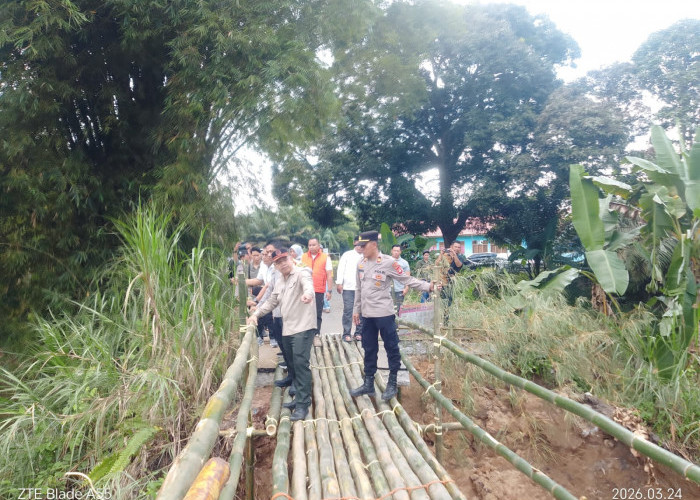 Dibangun Jembatan Darurat Dari Bambu, Kapolres Ogan Ilir Tinjau  Jembatan Roboh