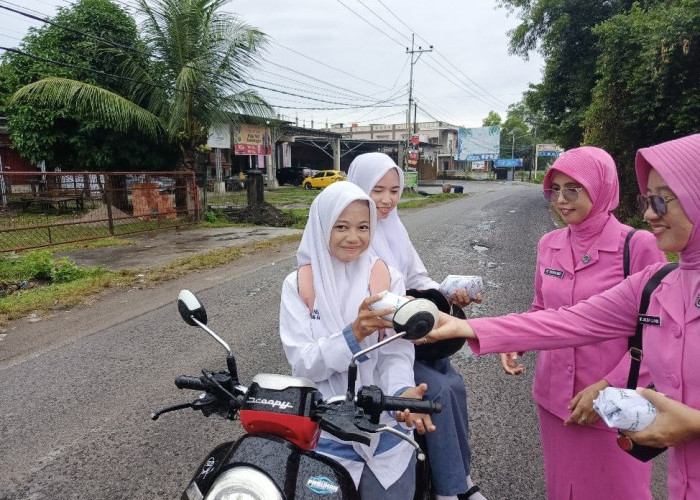 Wujud Kepedulian Sesama, Ketua Bhayangkari Ranting Polsek Tanjung Batu Bagikan Makanan 