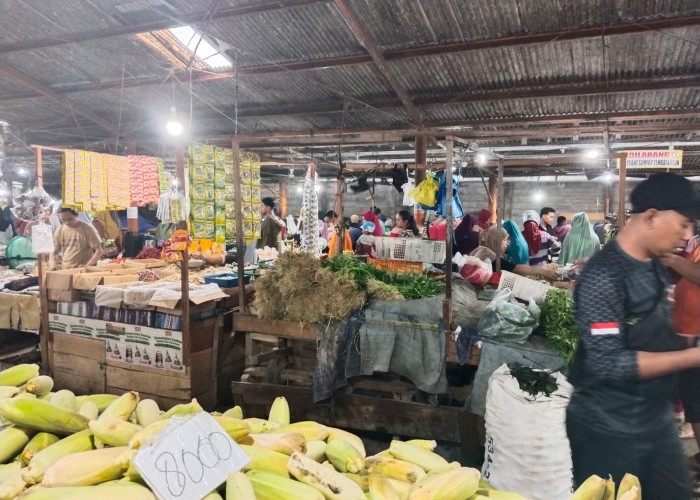 Jelang Tahun Baru 2024, Pasar di Palembang Diserbu Pengunjung