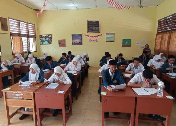 SMA Negeri 1 Indralaya Utara Terapkan Ujian Semester Pakai Paper