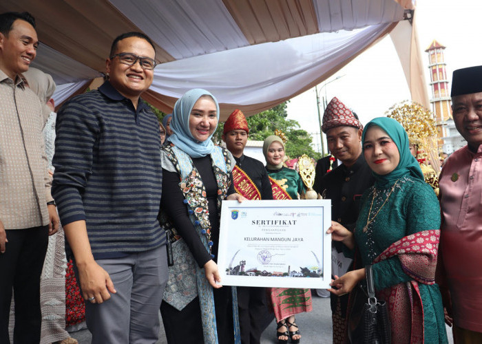 Dandim 0402 OKI-Ketua Persit KCK Hadiri Midang Morge Siwe