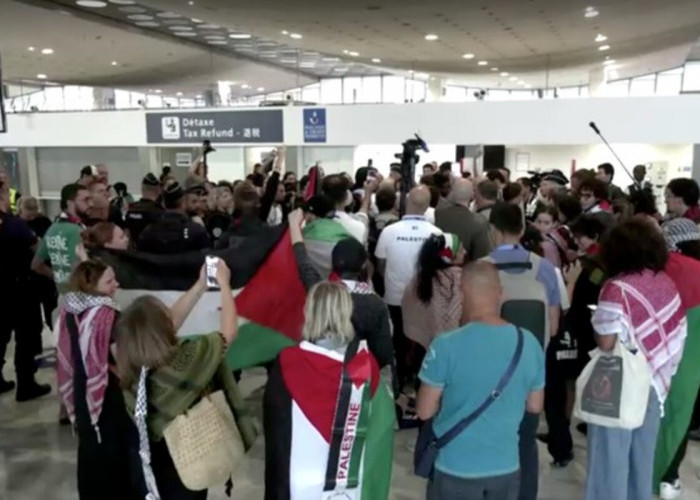 Jumlah Minim, Kontingen Olimpiade Palestina Disambut Pendukung di Bandara Paris