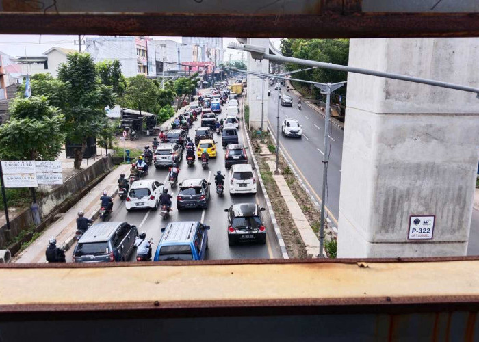 Penumpukan Kendaraan, Jl Kolonel H Barlian Palembang Macet Panjang