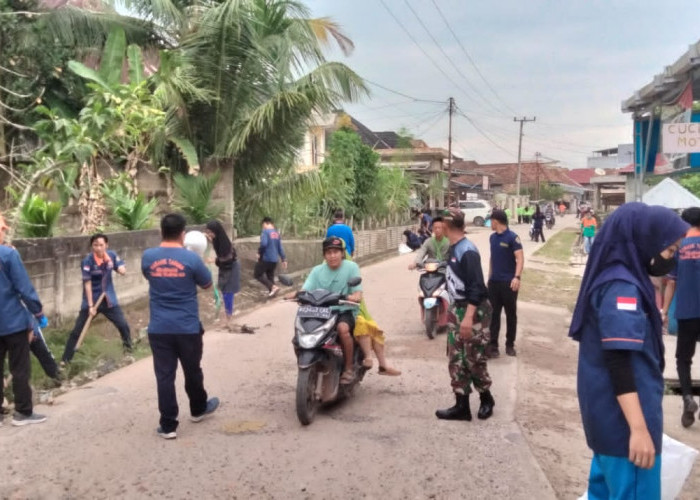 Kolaborasi Babinsa dengan Karang Taruna Desa Tulung Selatan, Bersihkan Parit Jalan