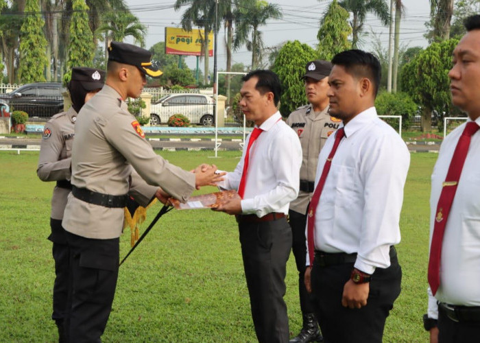 Berhasil Mengungkap Kasus, Tiga Personil Polres Ogan Ilir  Diberikan Penghargaan Oleh  Kapolres