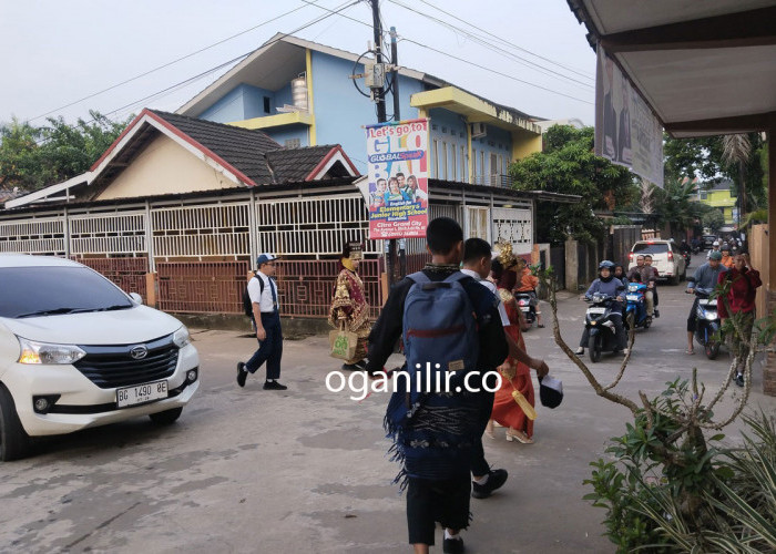 Hardiknas, Pelajar di Palembang Kenakan Batik-Baju Adat